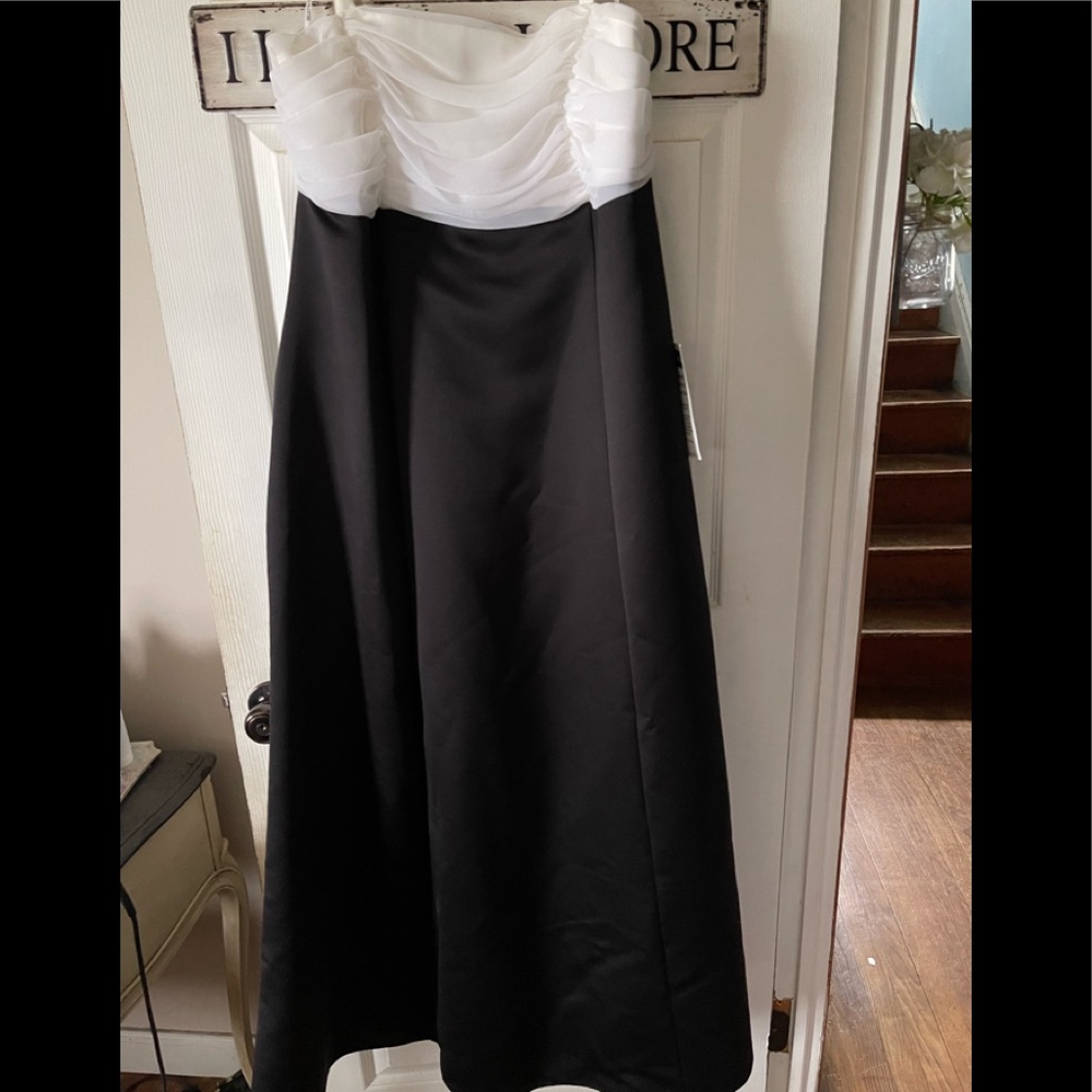 Beautiful Black and white gown NWT size 18.